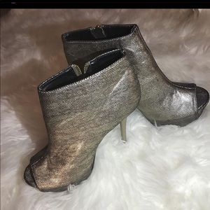 Heels honestly idk what color it is lol